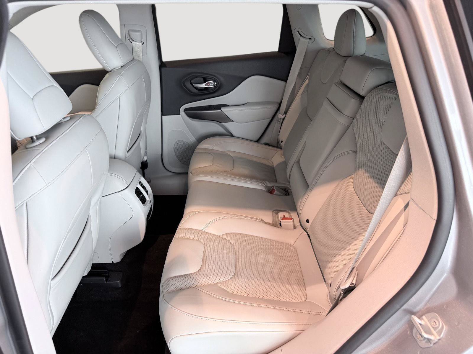 Used 2019 Jeep Cherokee Limited AWD/4WD image 23