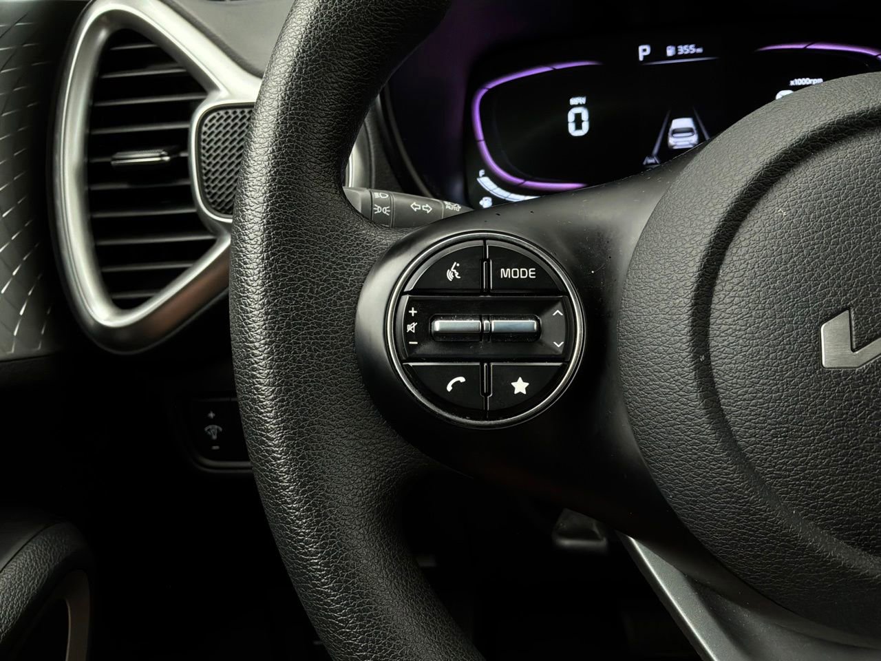 Used 2025 Kia Soul LX w/ LX Technology Package FWD image 31