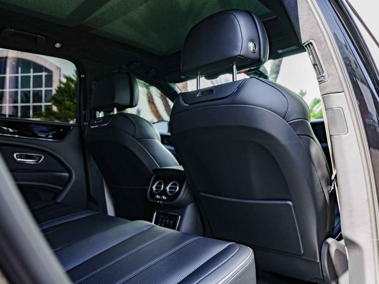 Used 2023 Bentley Bentayga Plug-In Hybrid image 17