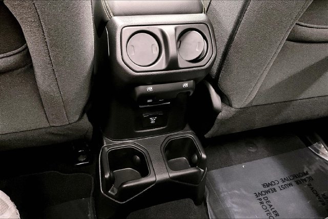 Used 2026 Jeep Wrangler Unlimited Sahara AWD/4WD image 34