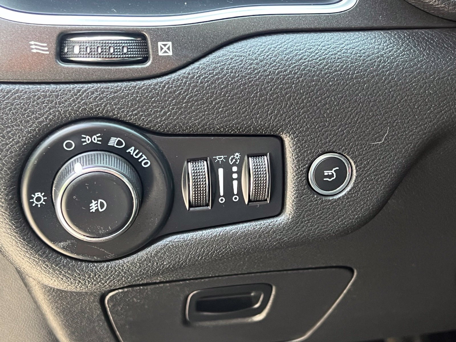 Used 2023 Jeep Cherokee Trailhawk w/ Sun & Sound Group AWD/4WD image 26