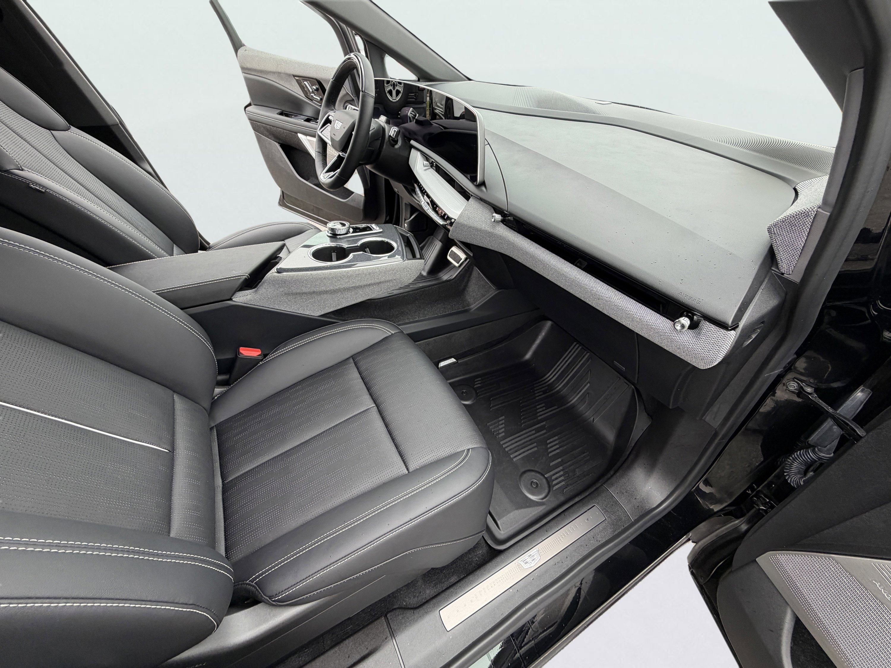 Used 2025 Cadillac Optiq Luxury 2 w/ LPO, Floor Liner Package AWD/4WD image 20