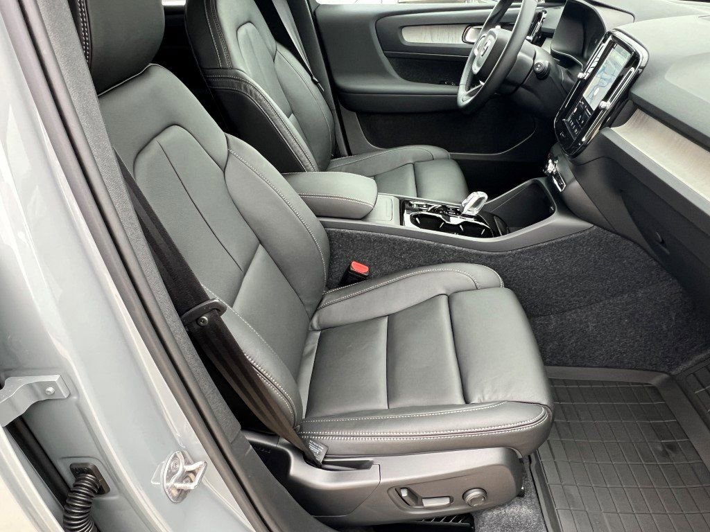New 2026 Volvo XC40 B5 Ultra w/ Protection Package Premier image 9