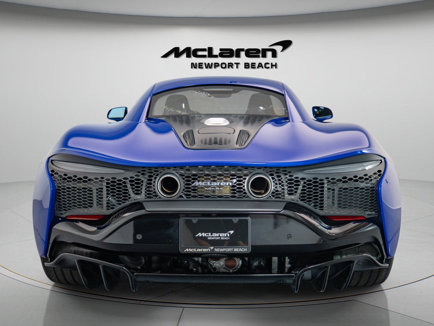 Used 2024 McLaren Artura RWD image 5