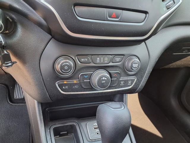 Used 2019 Jeep Cherokee Latitude w/ Popular Appearance Group image 11