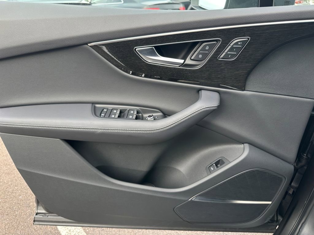 Certified 2025 Audi Q7 2.0T Premium Plus image 11