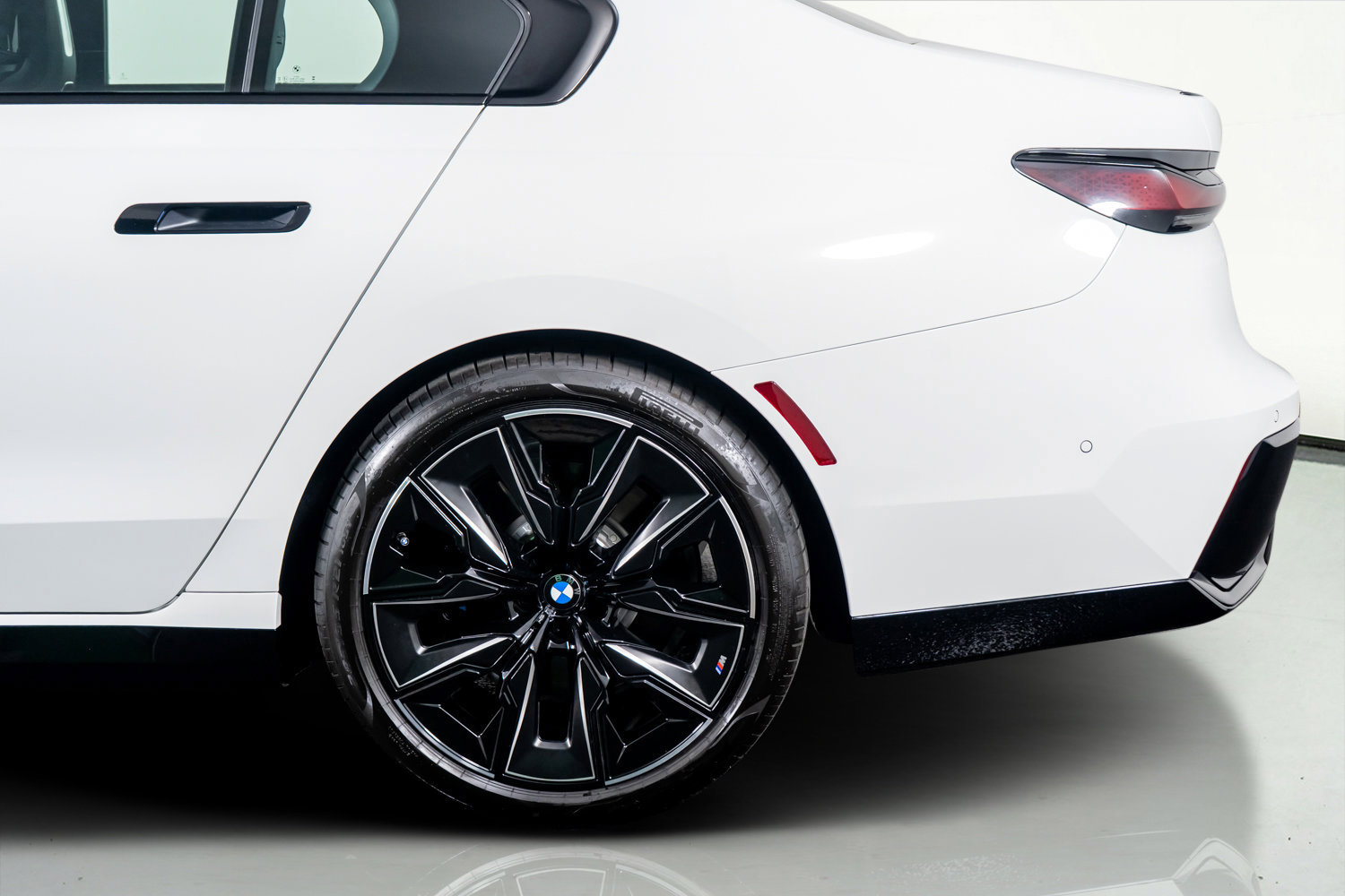 Used 2025 BMW 740i w/ Premium Package RWD image 16