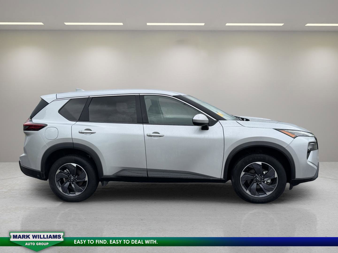 Used 2024 Nissan Rogue SV image 2
