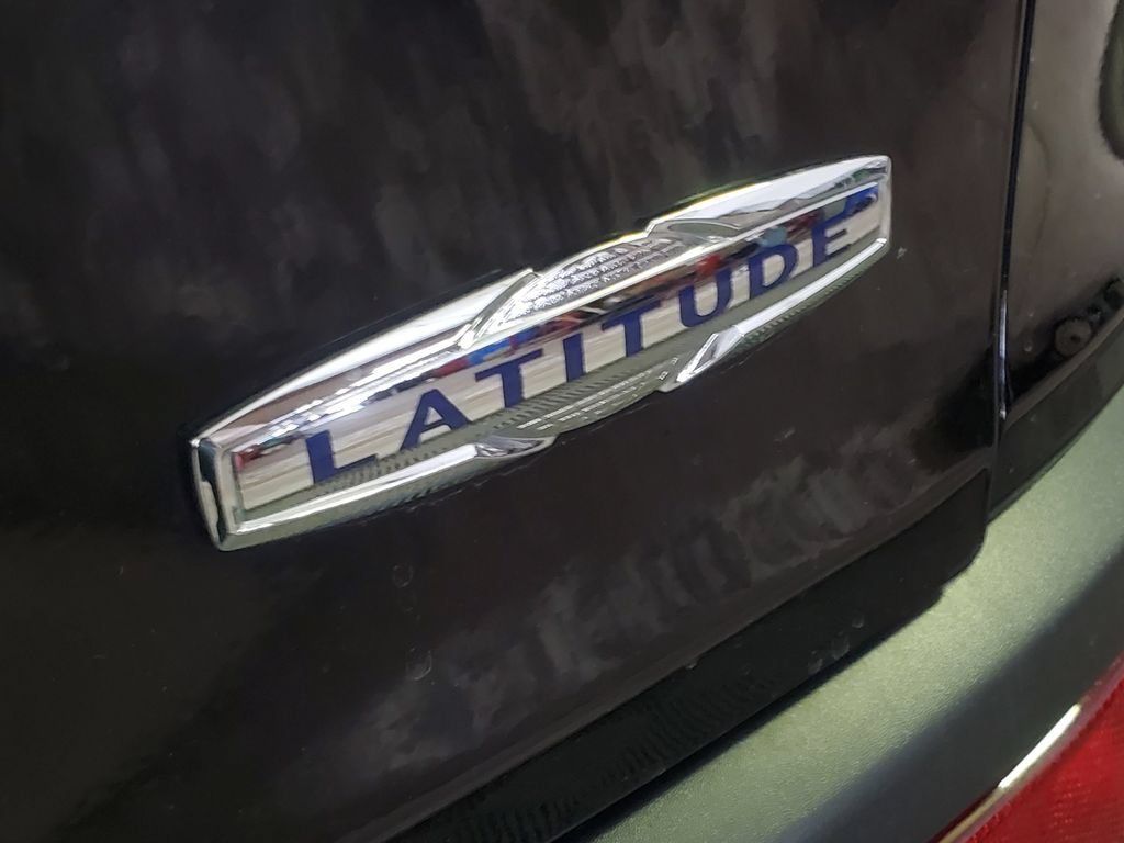Used 2017 Jeep Cherokee Latitude w/ Cold Weather Group AWD/4WD image 31