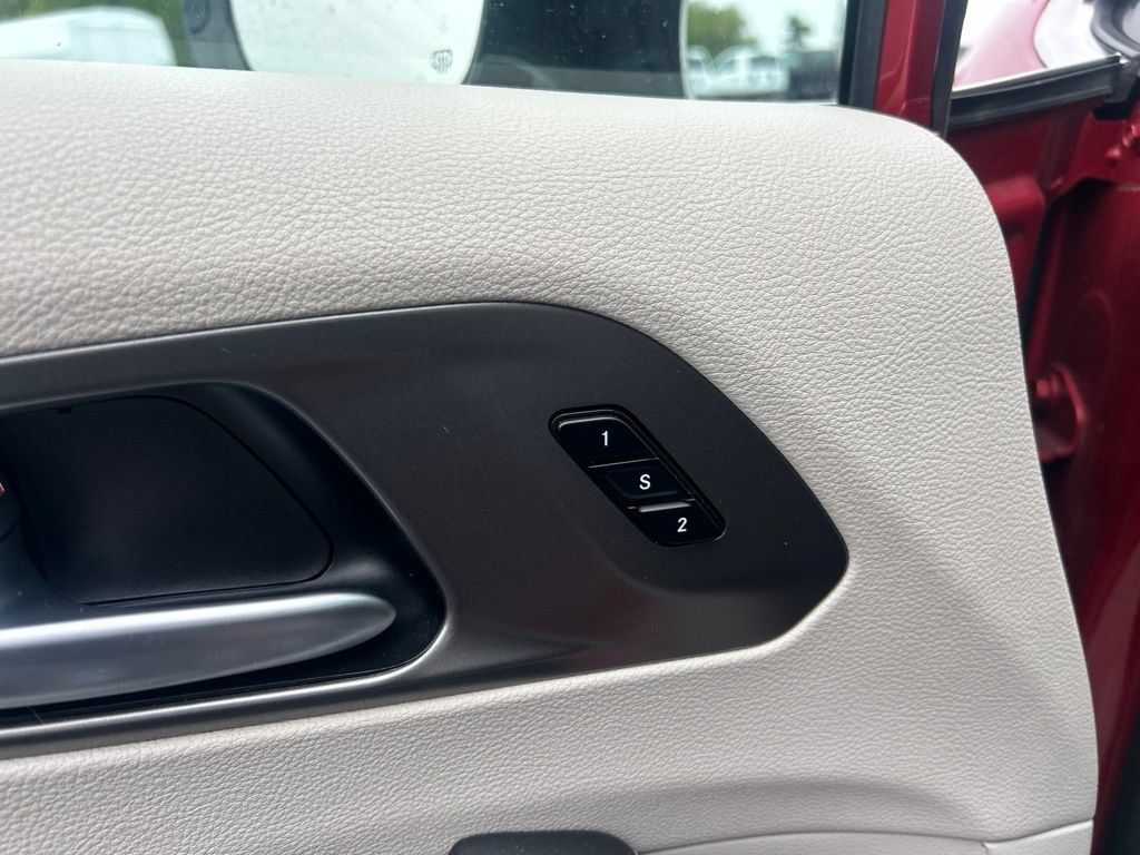 Used 2024 Chrysler Pacifica Touring-L FWD image 10