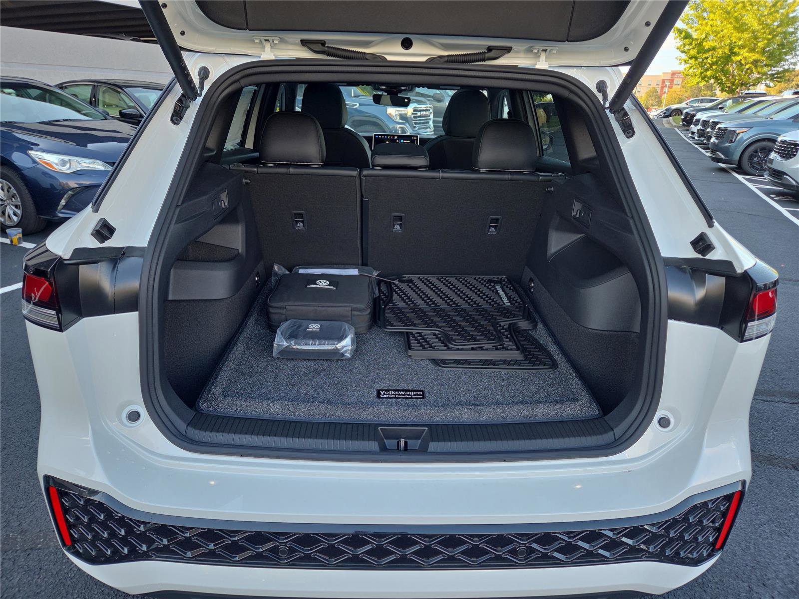 New 2025 Volkswagen Tiguan SE R-Line image 31