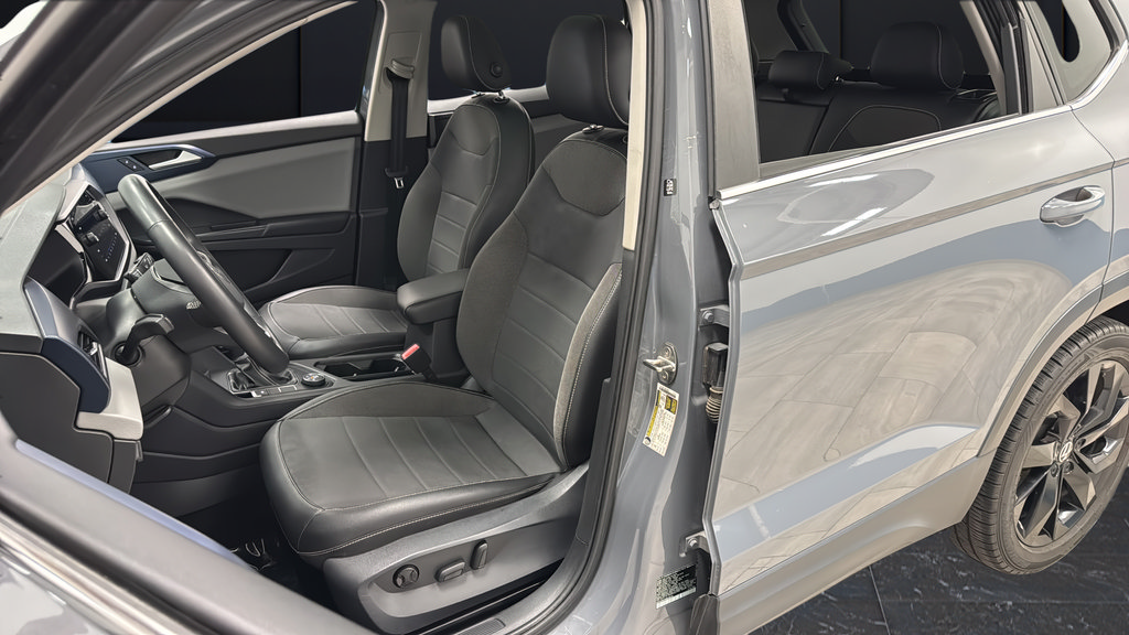 Used 2022 Volkswagen Taos SE w/ Panoramic Sunroof Package FWD image 9