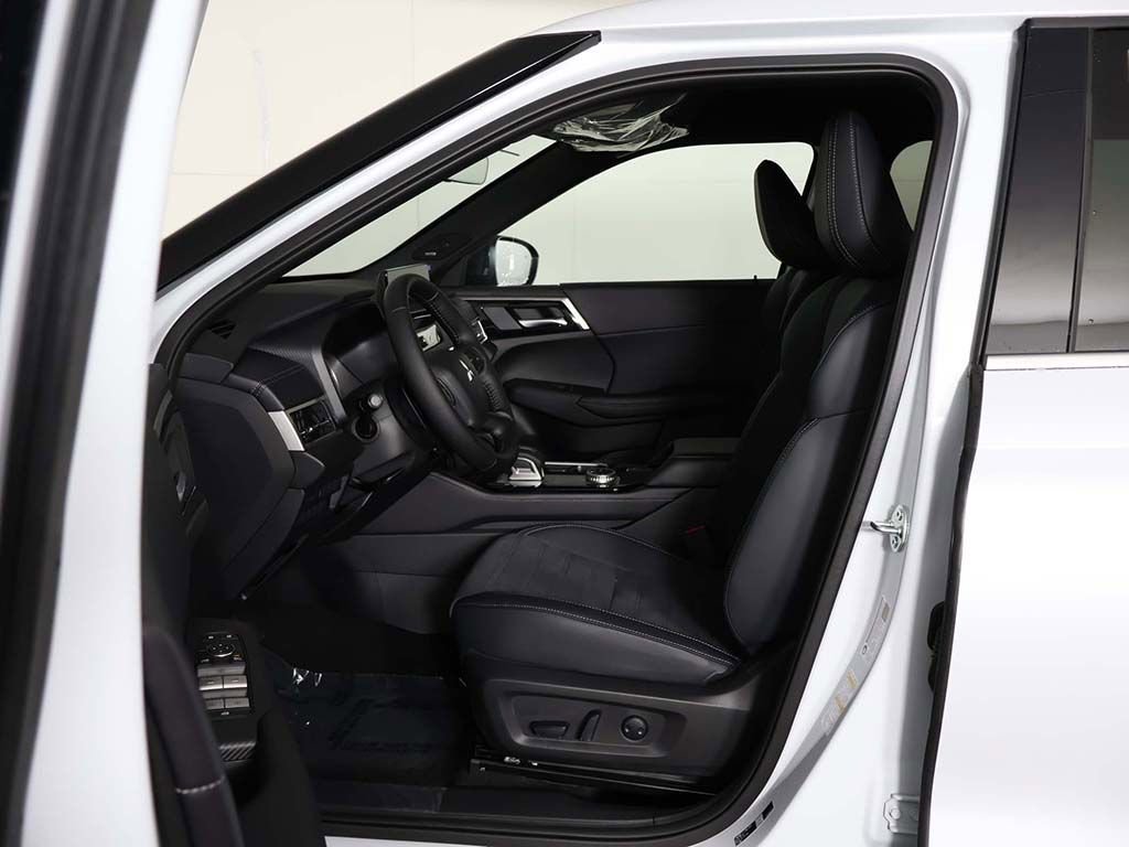 New 2026 Mitsubishi Outlander LE FWD image 28