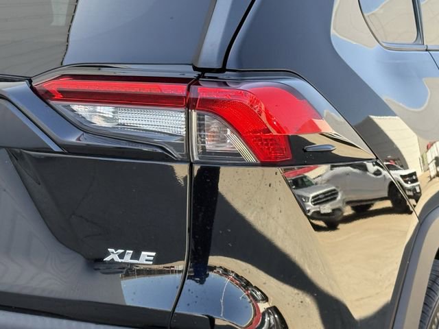 Used 2021 Toyota RAV4 XLE Premium image 7