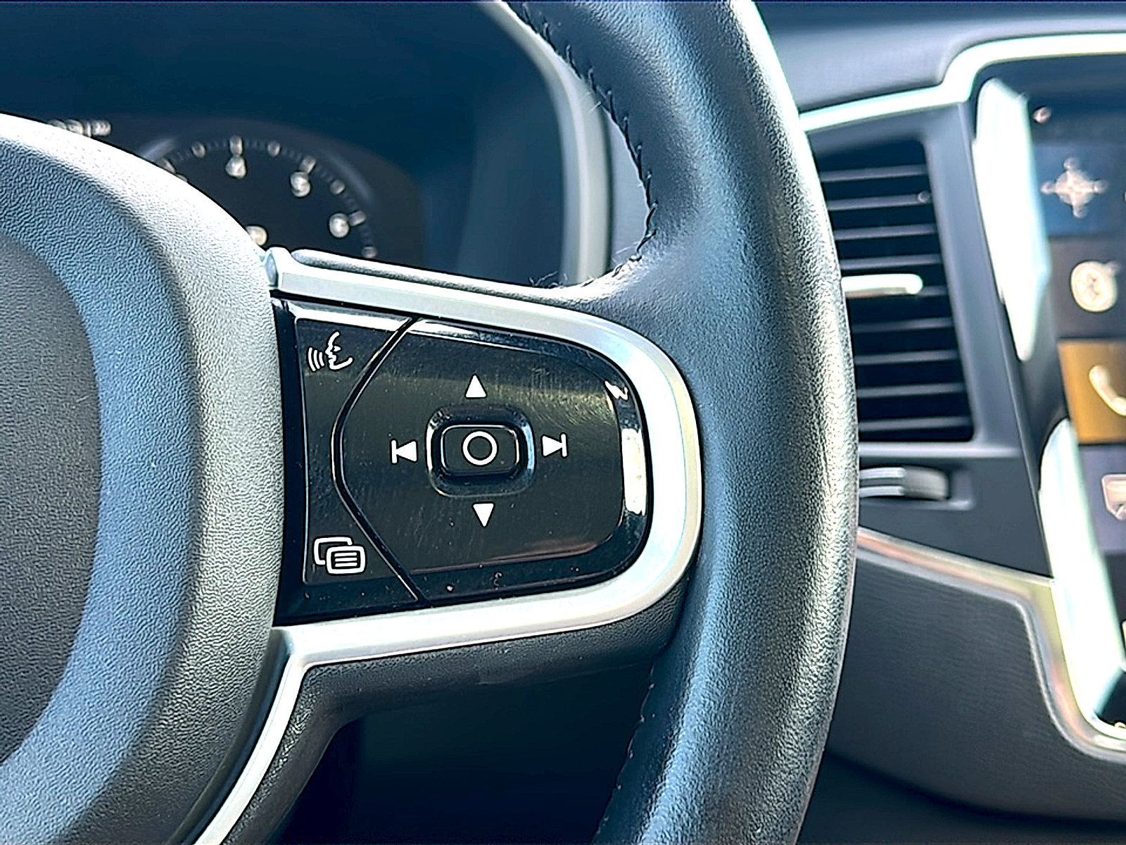 Used 2022 Volvo XC90 T5 Momentum w/ Protection Package Premier FWD image 30