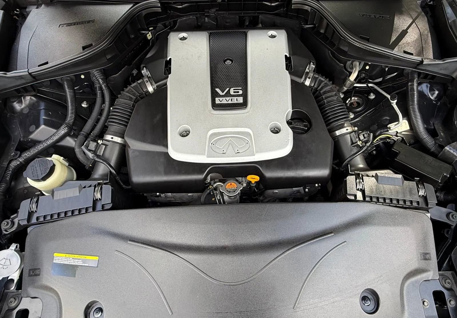 Used 2018 INFINITI Q70 Luxe image 16