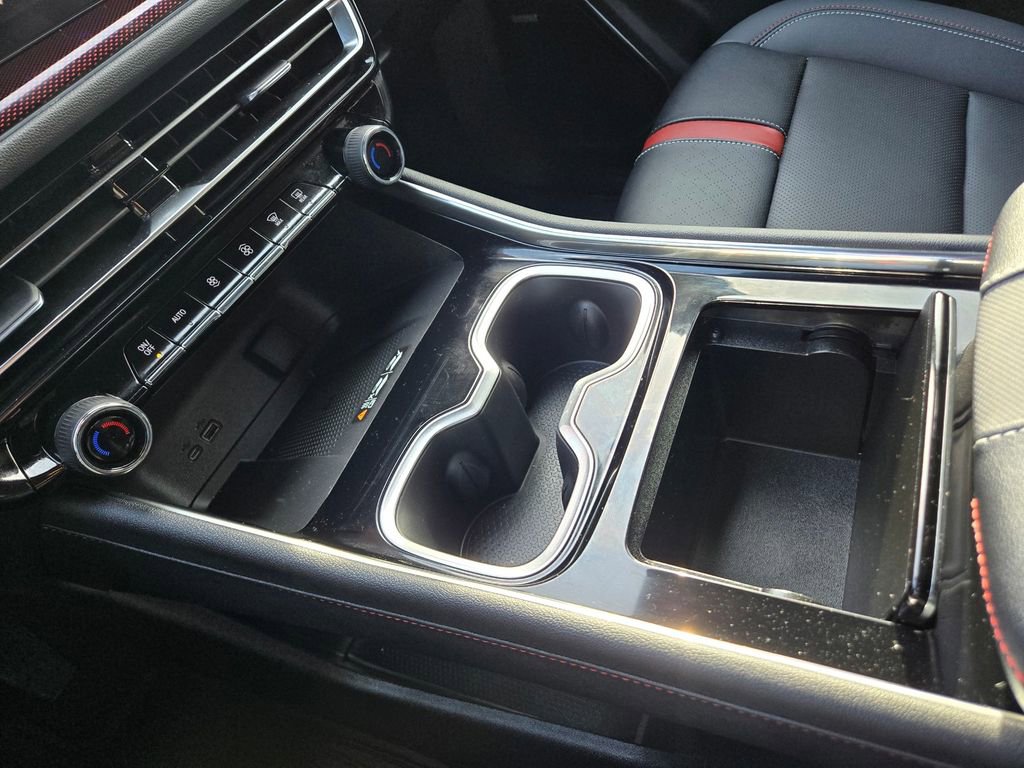 Used 2025 Chevrolet Traverse RS image 9