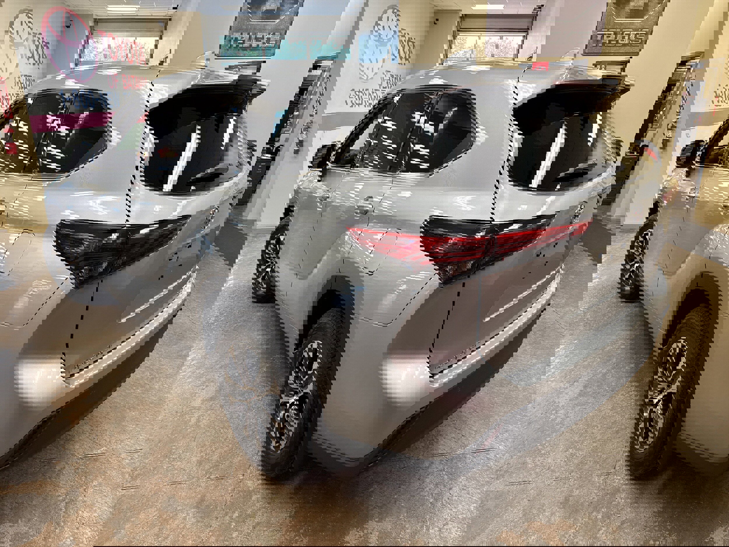 Used 2022 Toyota Highlander XLE image 9