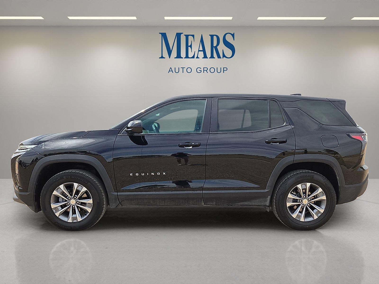 Used 2025 Chevrolet Equinox LT AWD/4WD image 2