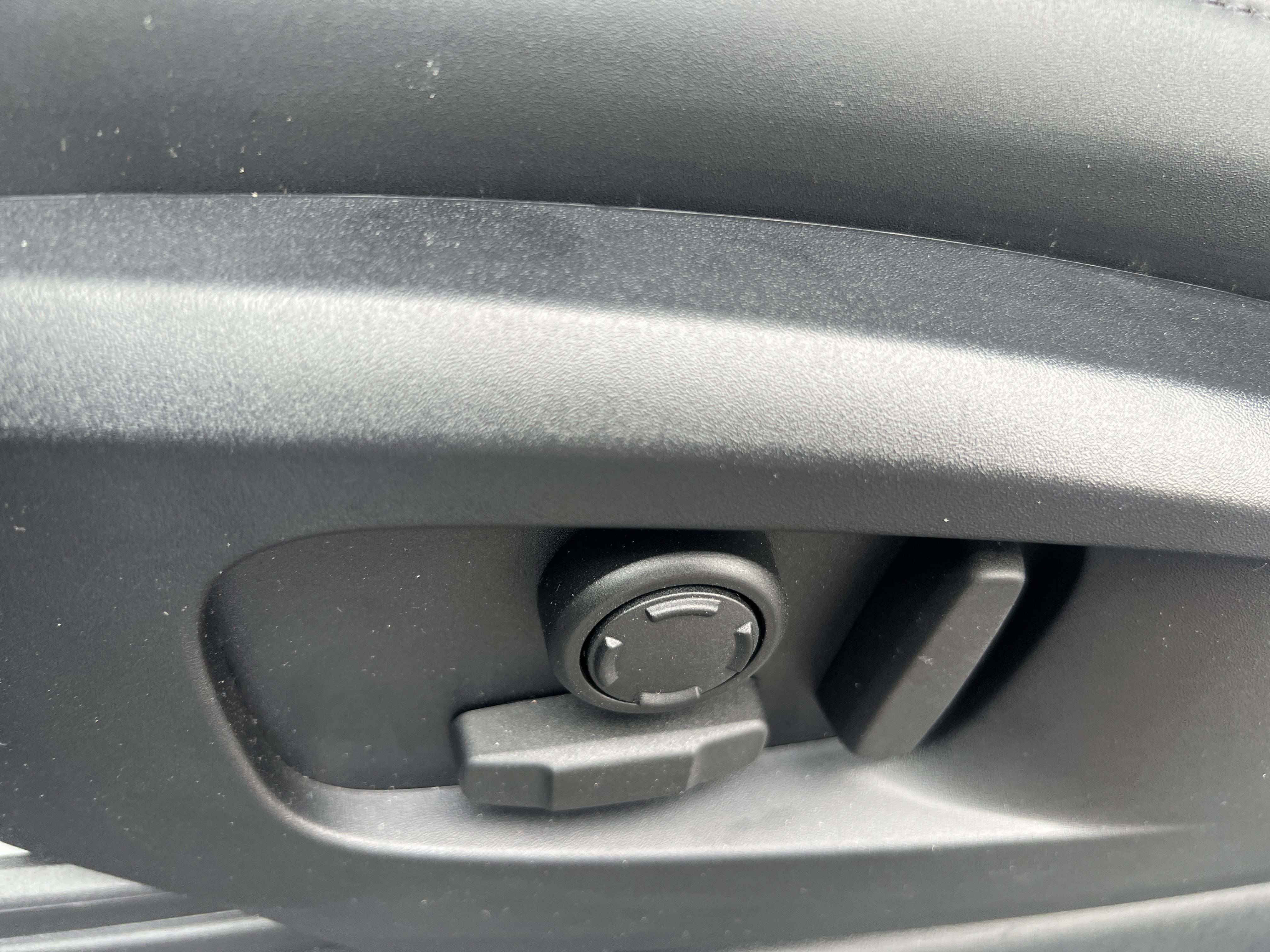 Used 2025 Land Rover Defender 90 X-Dynamic SE image 25