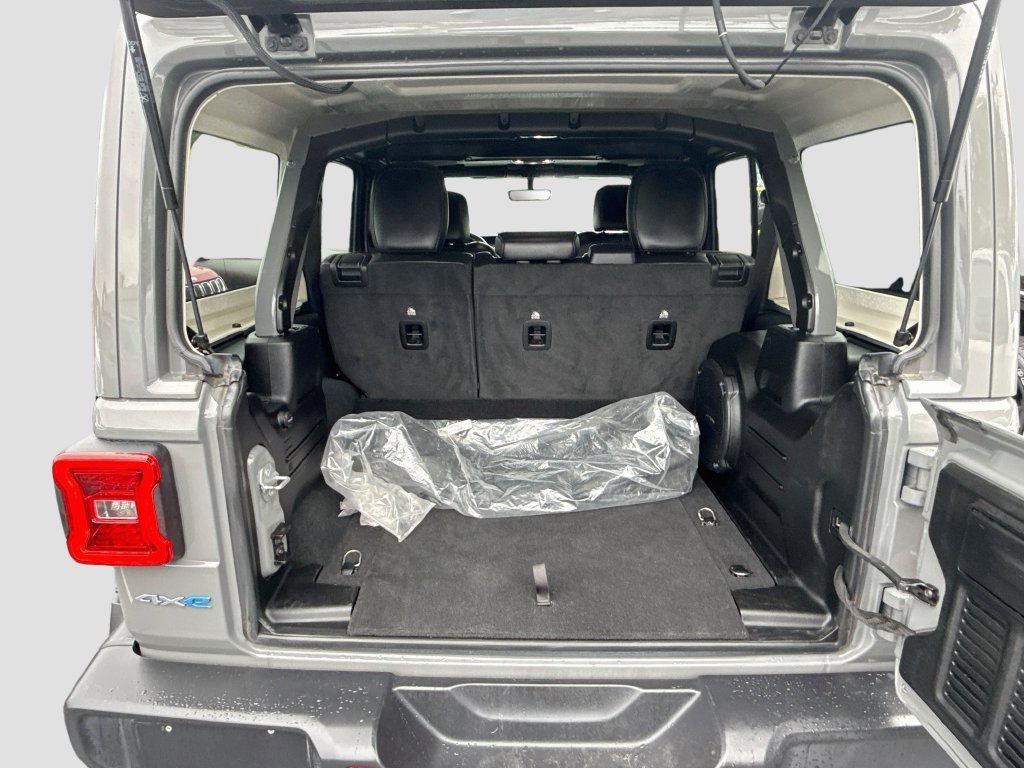 Used 2022 Jeep Wrangler Unlimited Sahara AWD/4WD image 30