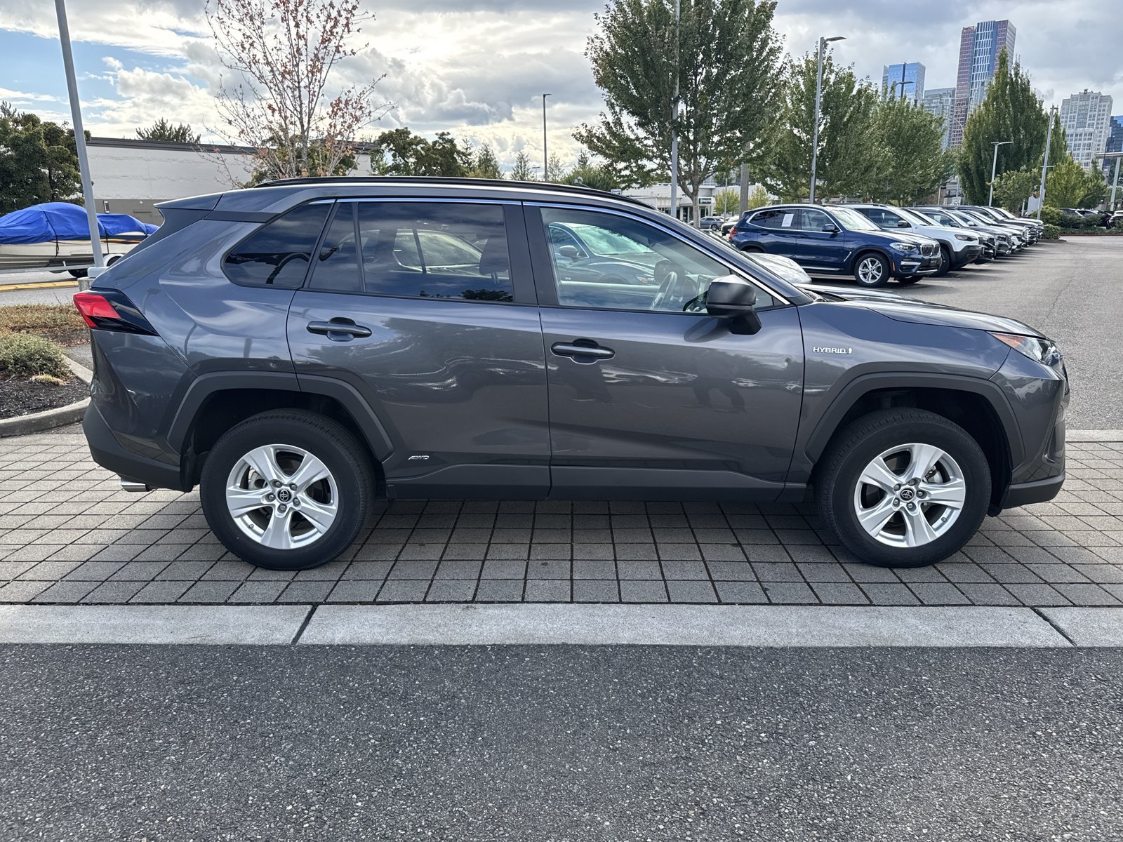 Used 2021 Toyota RAV4 LE AWD/4WD image 4
