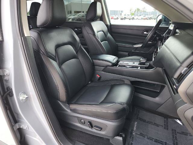 Certified 2024 Nissan Pathfinder SL w/ Black Appearance Package FWD image 17