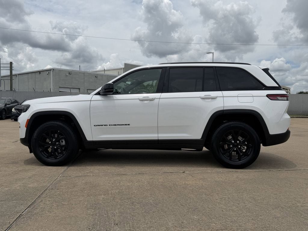 Used 2025 Jeep Grand Cherokee Altitude AWD/4WD image 6