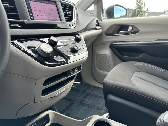 Used 2022 Chrysler Voyager LX FWD image 23