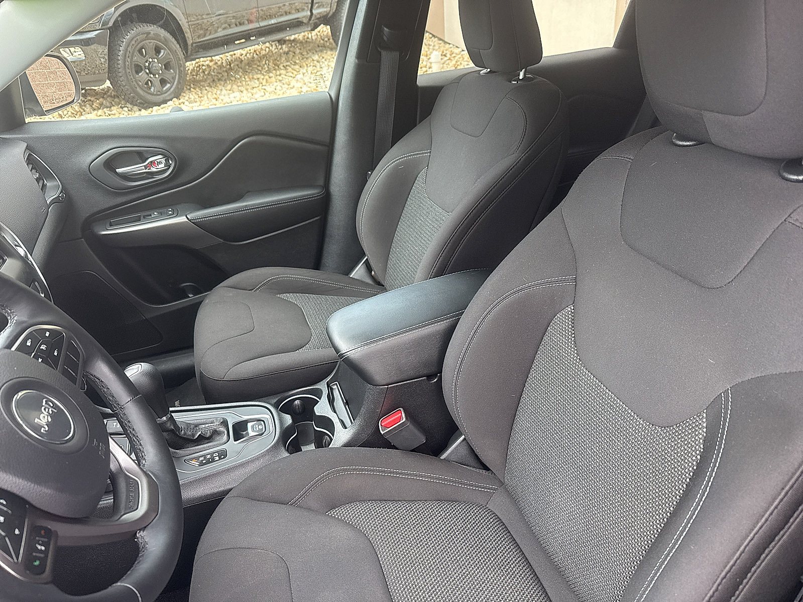 Used 2019 Jeep Cherokee Latitude w/ Cold Weather Group AWD/4WD image 34