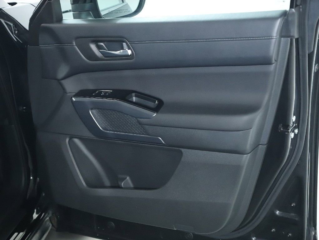 Certified 2025 Nissan Pathfinder SL image 36