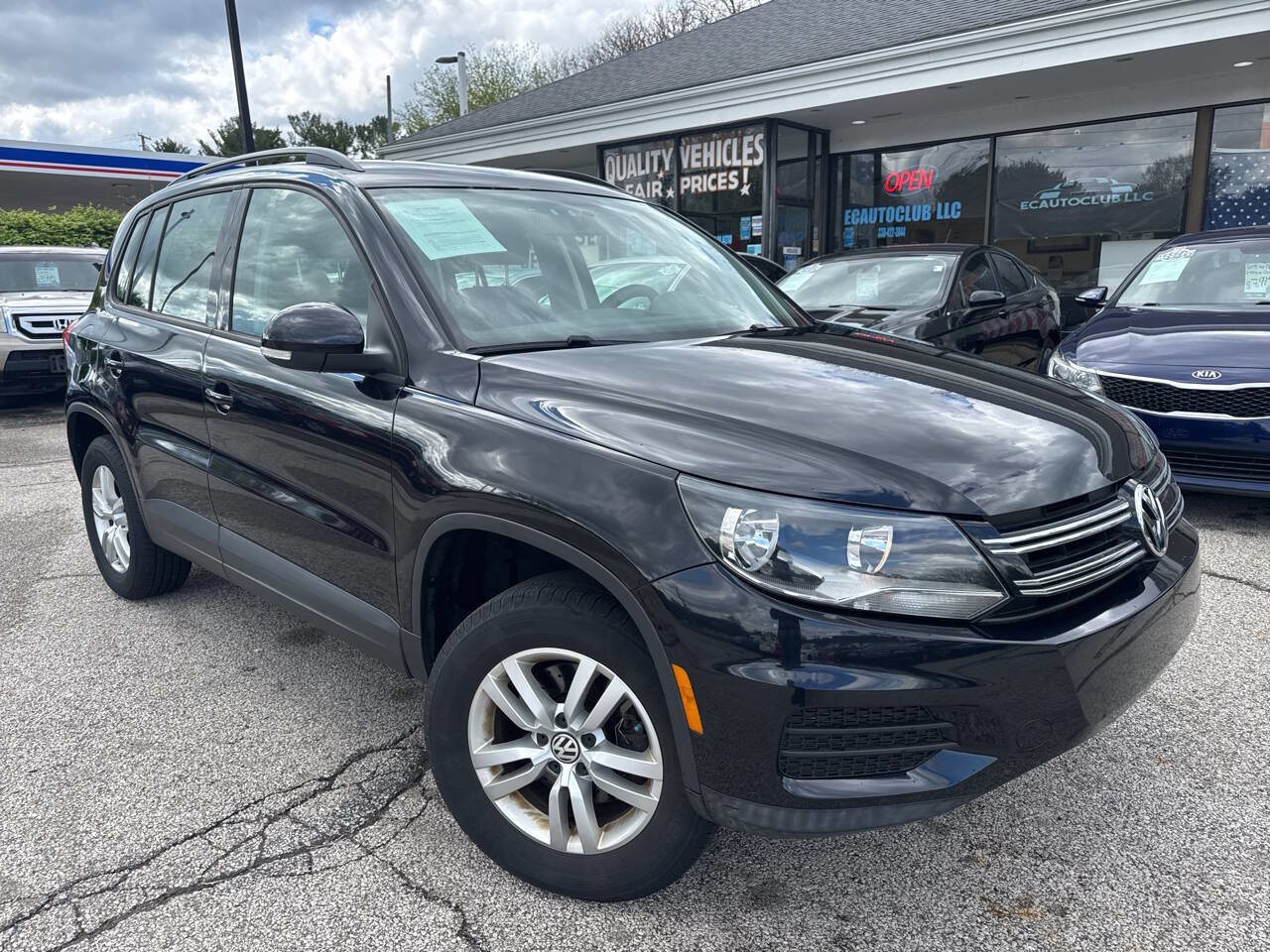 Used 2015 Volkswagen Tiguan S FWD image 1