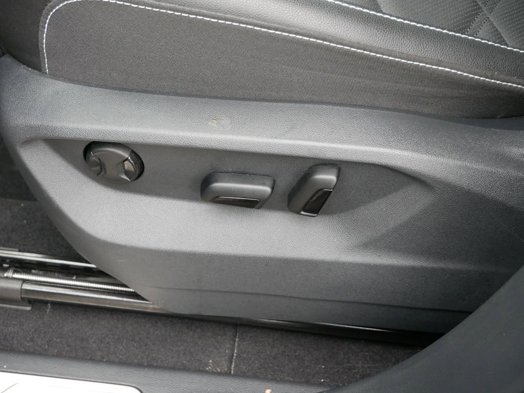 Used 2025 Volkswagen Atlas SE image 17