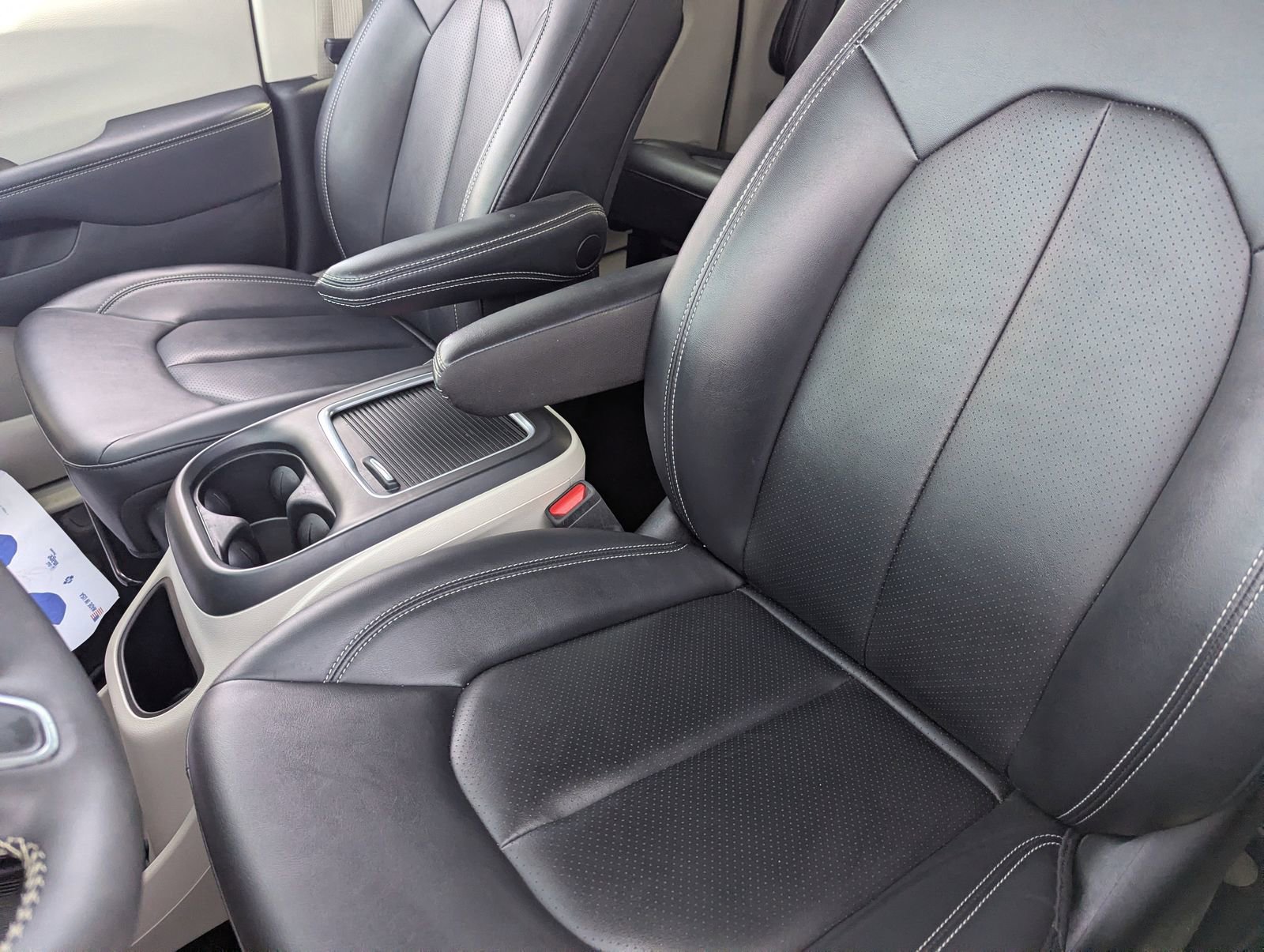 Used 2024 Chrysler Pacifica Touring-L image 18