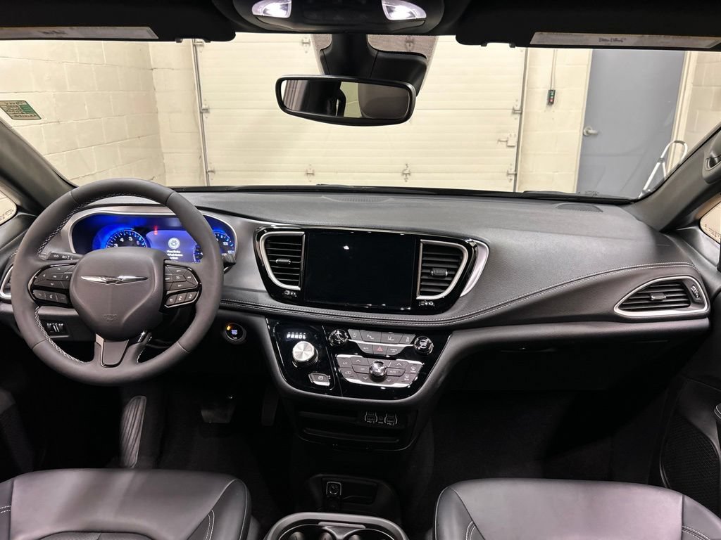 Used 2024 Chrysler Pacifica Touring-L w/ S Appearance Package FWD image 18