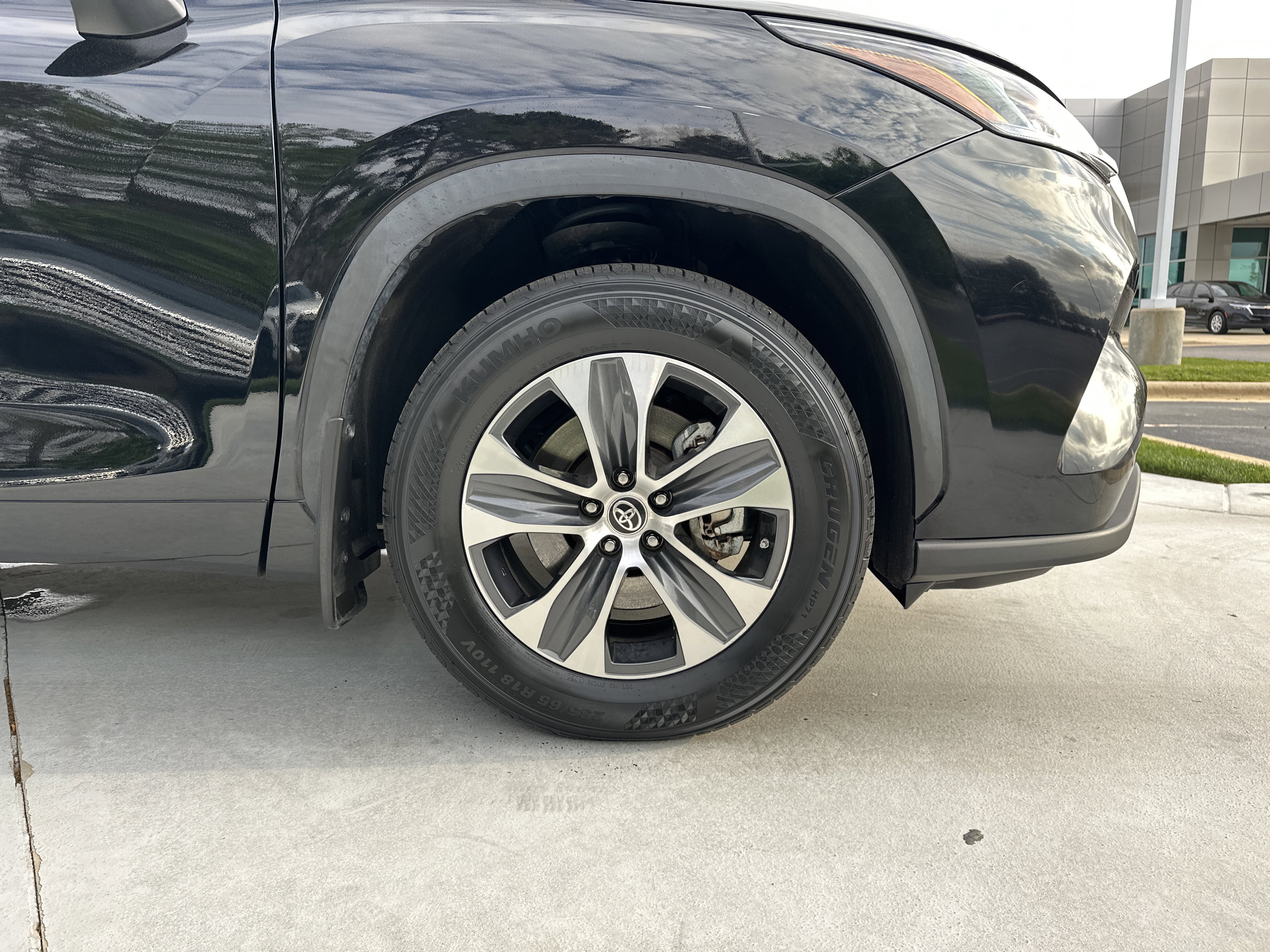 Used 2024 Toyota Highlander XLE image 13