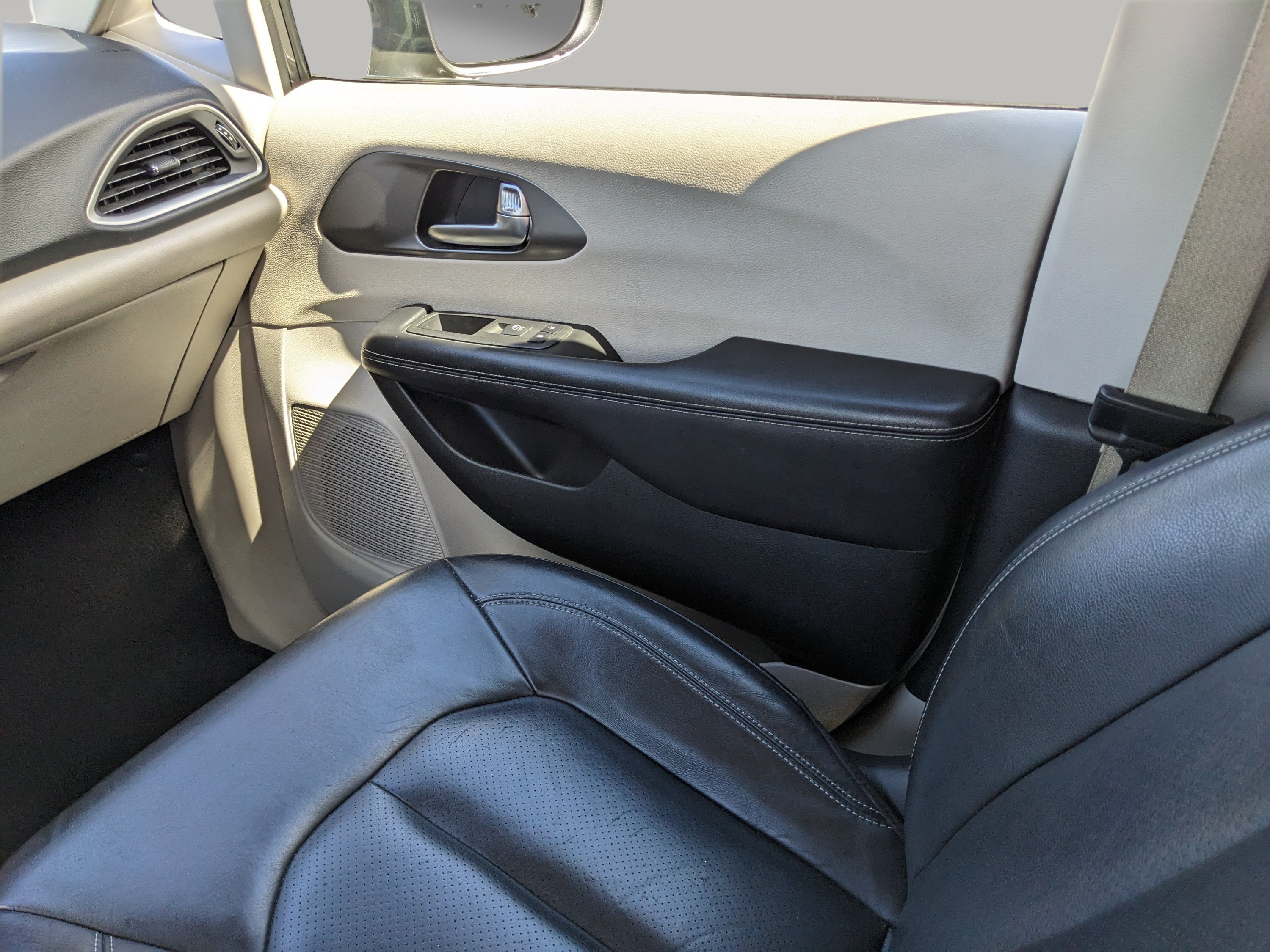 Used 2022 Chrysler Pacifica Touring-L FWD image 16