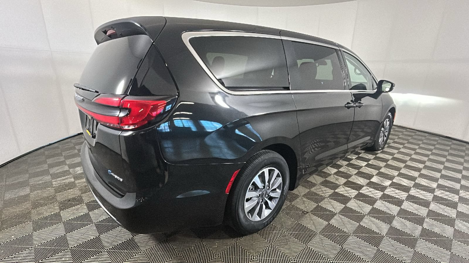 Used 2023 Chrysler Pacifica Touring-L FWD image 2