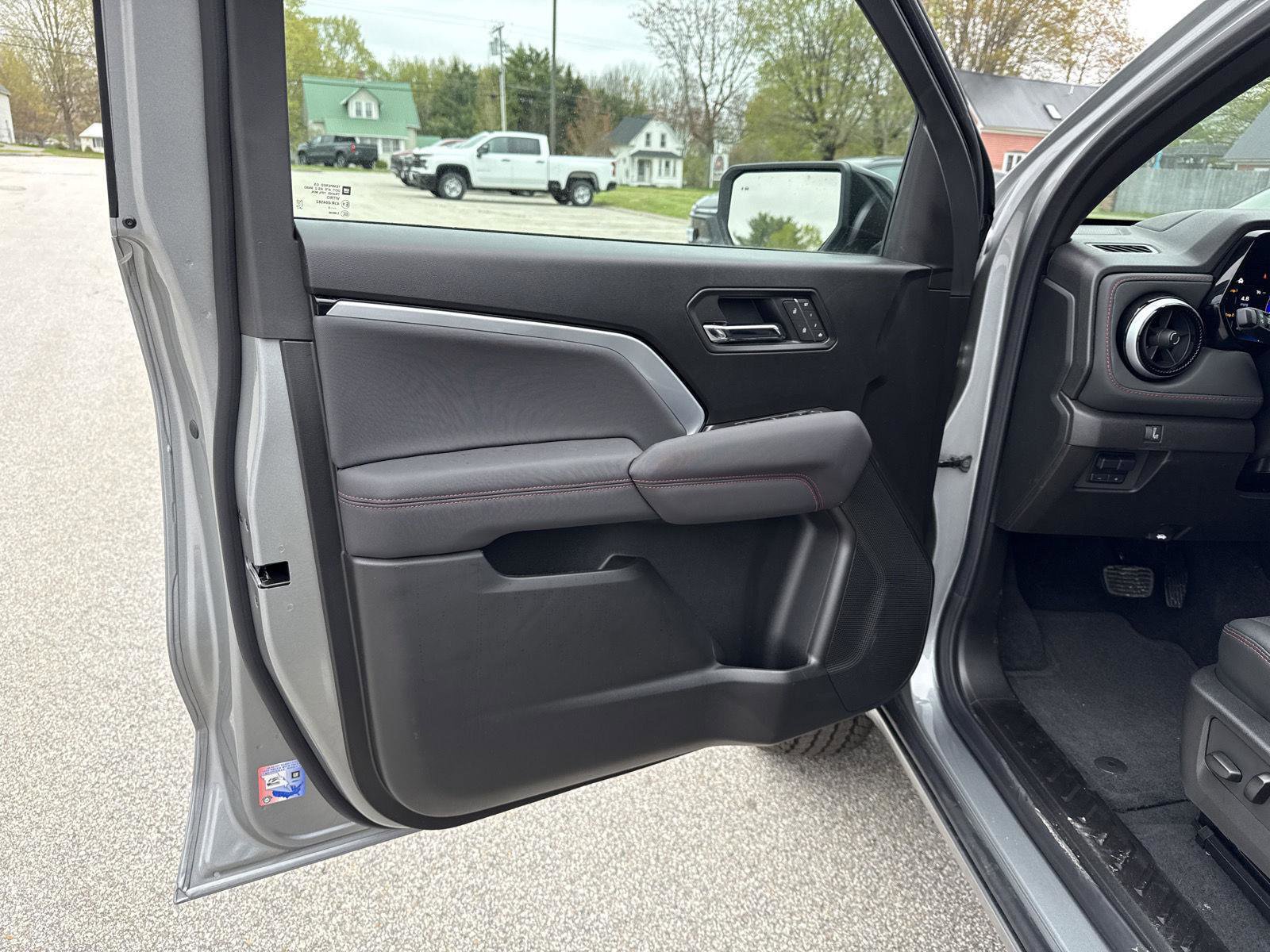 New 2025 Chevrolet Colorado Z71 w/ Midnight Edition image 9