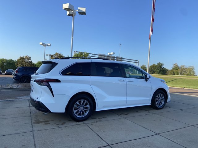 Used 2023 Toyota Sienna LE FWD image 12