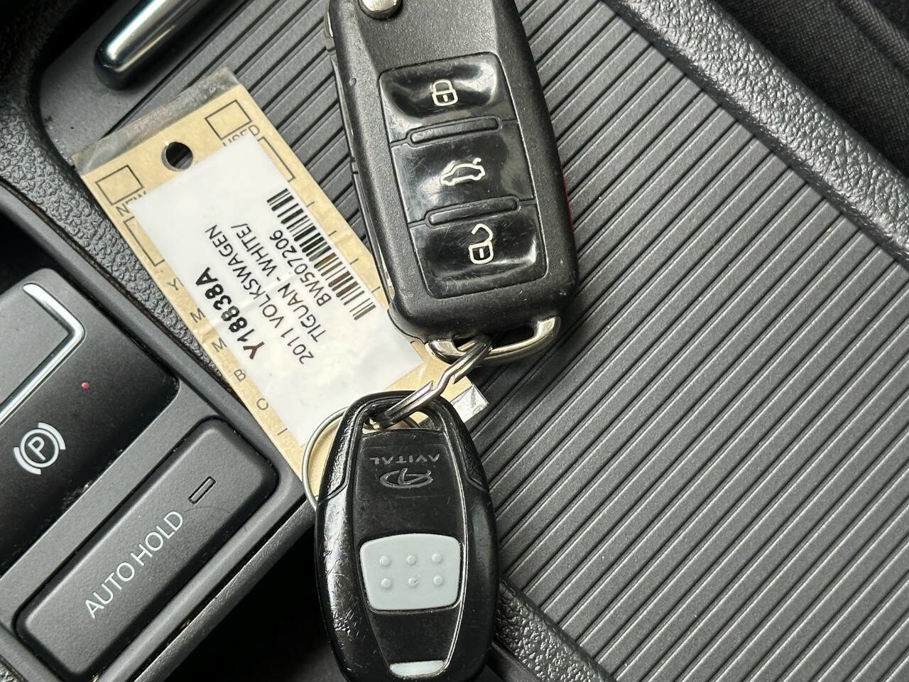 Used 2011 Volkswagen Tiguan SE image 44