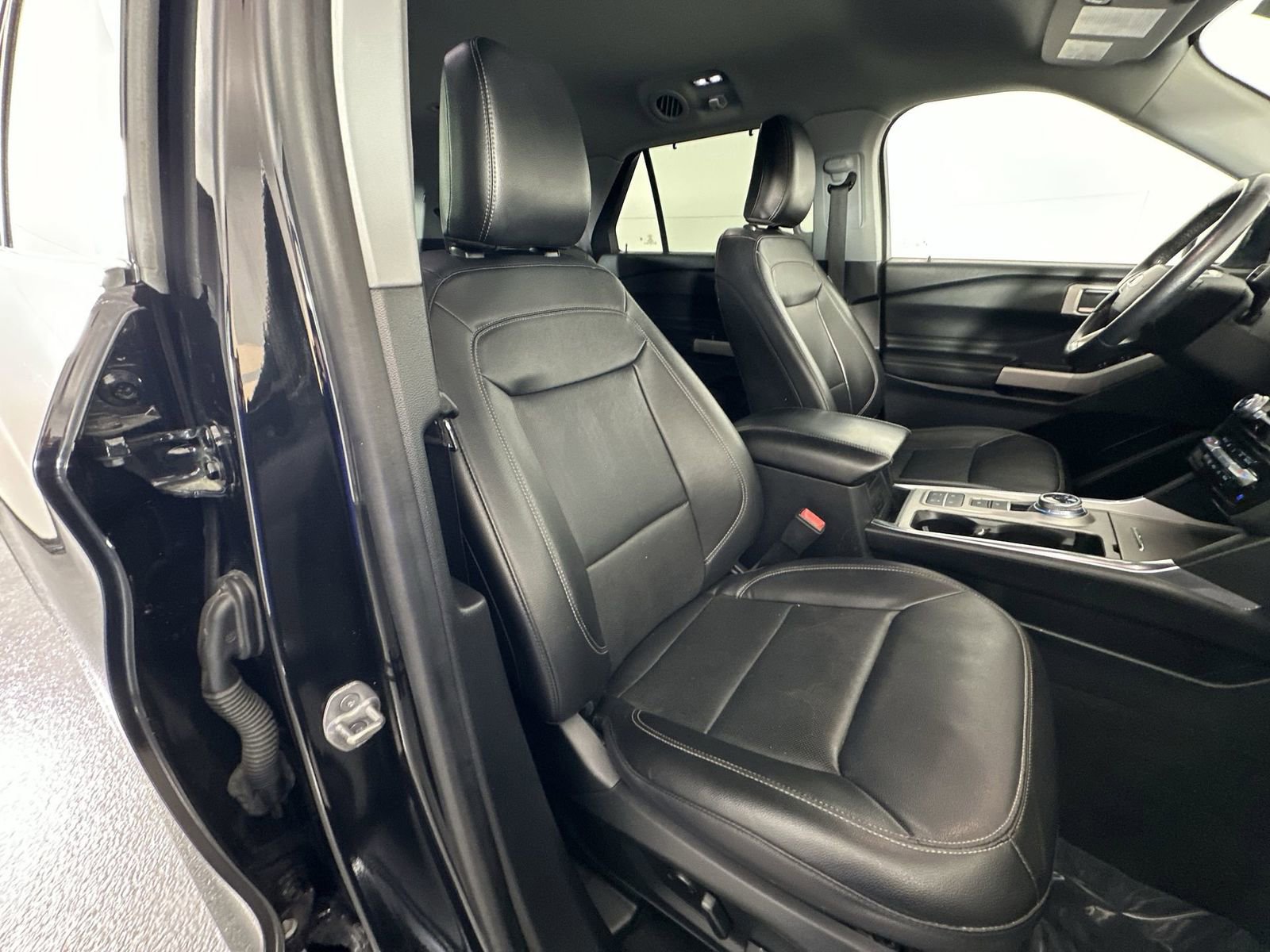 Used 2022 Ford Explorer Limited w/ Equipment Group 301A image 31