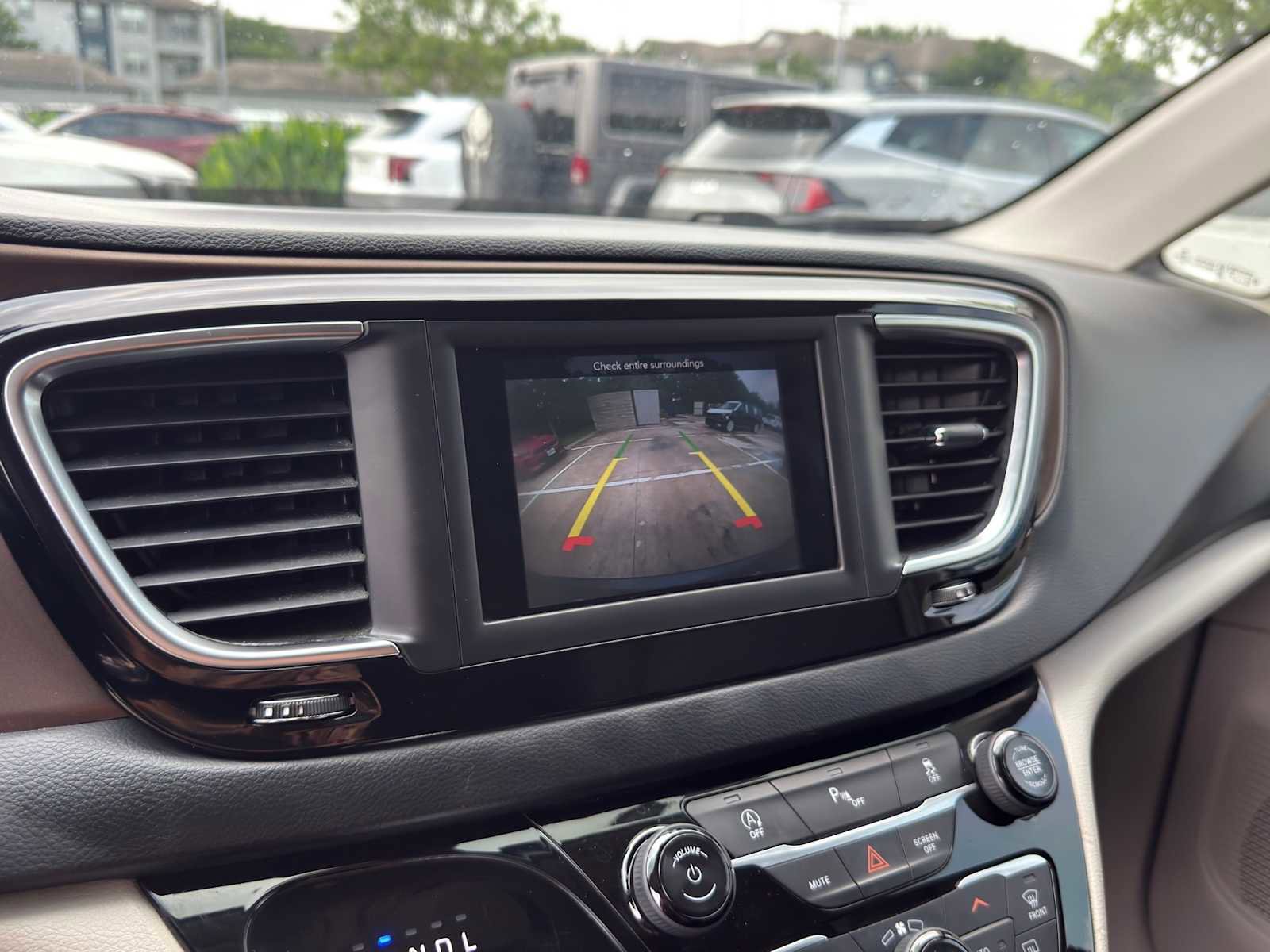 Used 2018 Chrysler Pacifica Touring-L FWD image 15