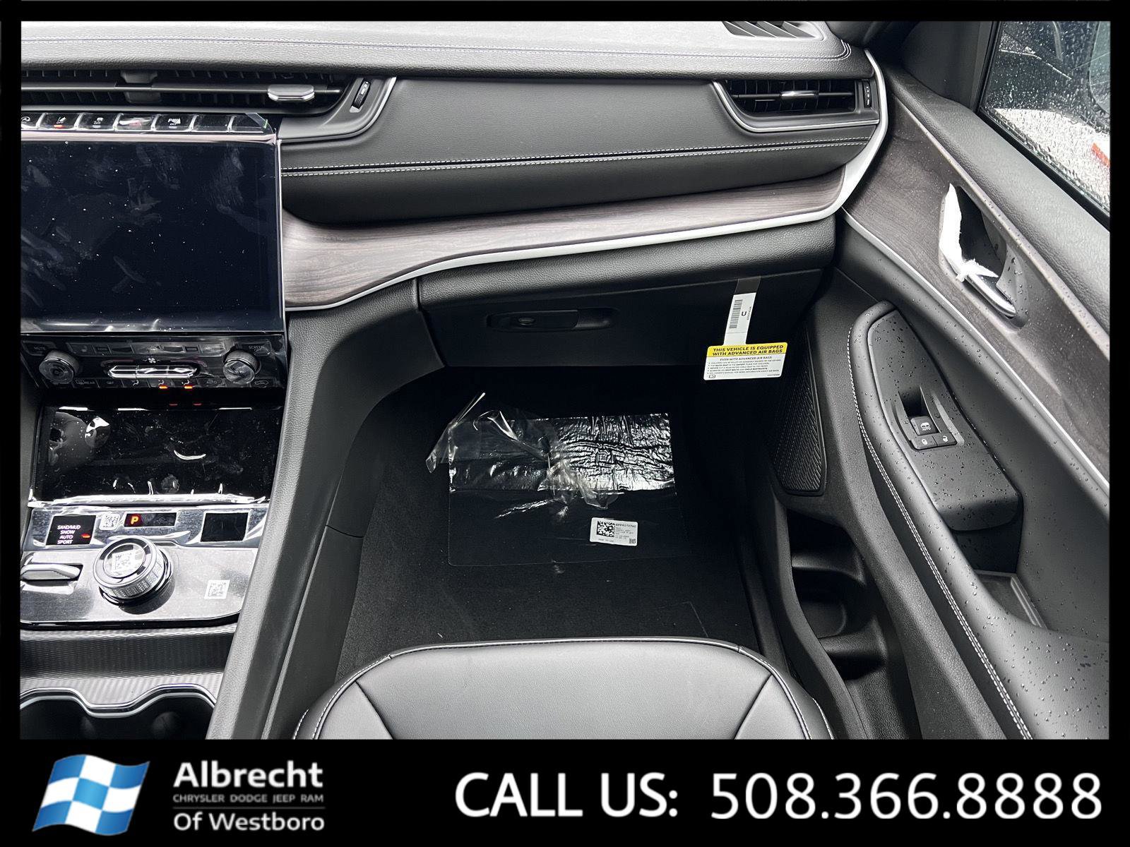 New 2025 Jeep Grand Cherokee Limited w/ Trailer Tow Package image 17