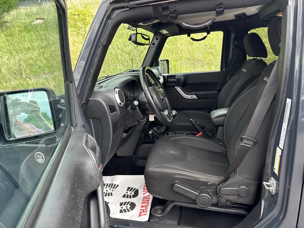 Used 2016 Jeep Wrangler Unlimited Sahara w/ Connectivity Group AWD/4WD image 12