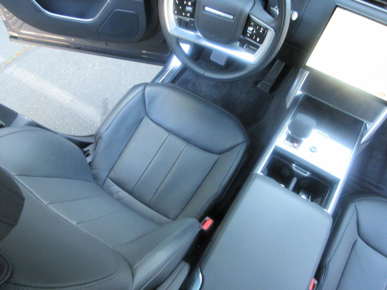 Used 2025 Land Rover Range Rover SE AWD/4WD image 18