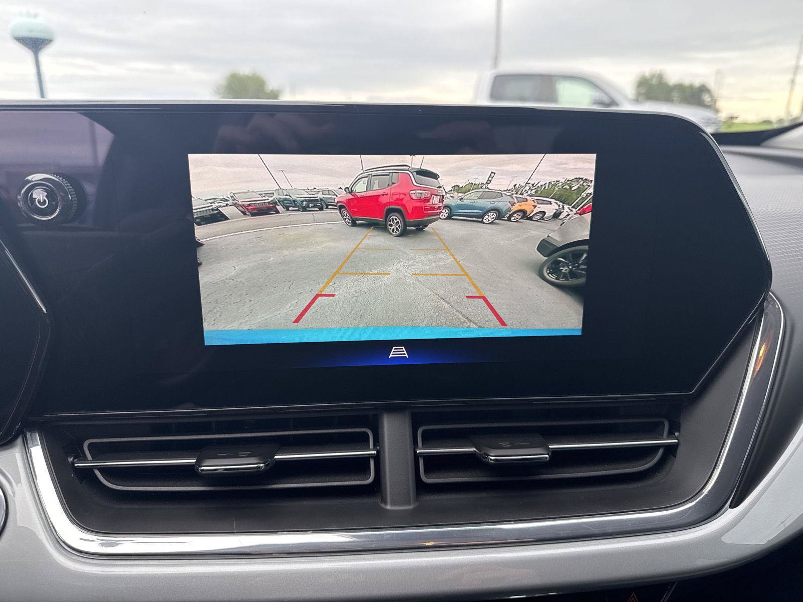 Used 2025 Chevrolet Trax LT FWD image 23