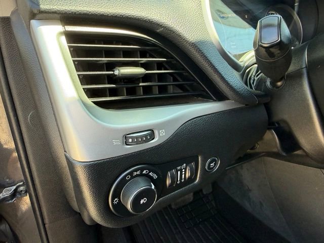 Used 2014 Jeep Cherokee Limited w/ Luxury Group AWD/4WD image 13