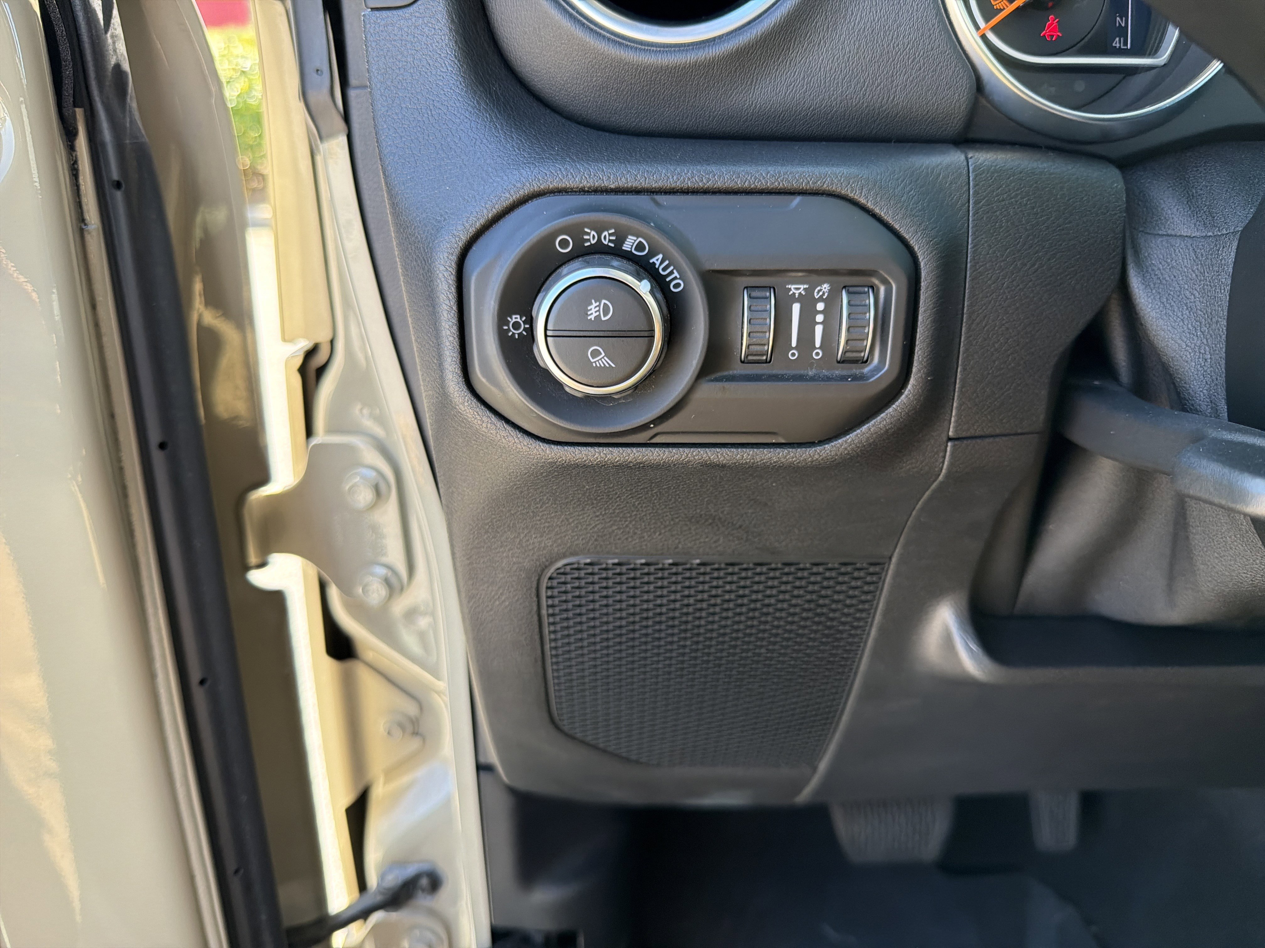 Used 2020 Jeep Gladiator Overland w/ Popular Equipment Package image 13