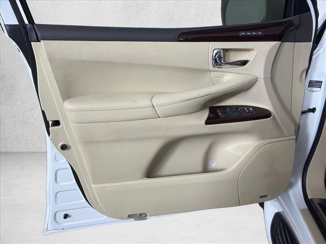 Used 2013 Lexus LX 570 4WD w/ Luxury Pkg w/Pre-crash image 12